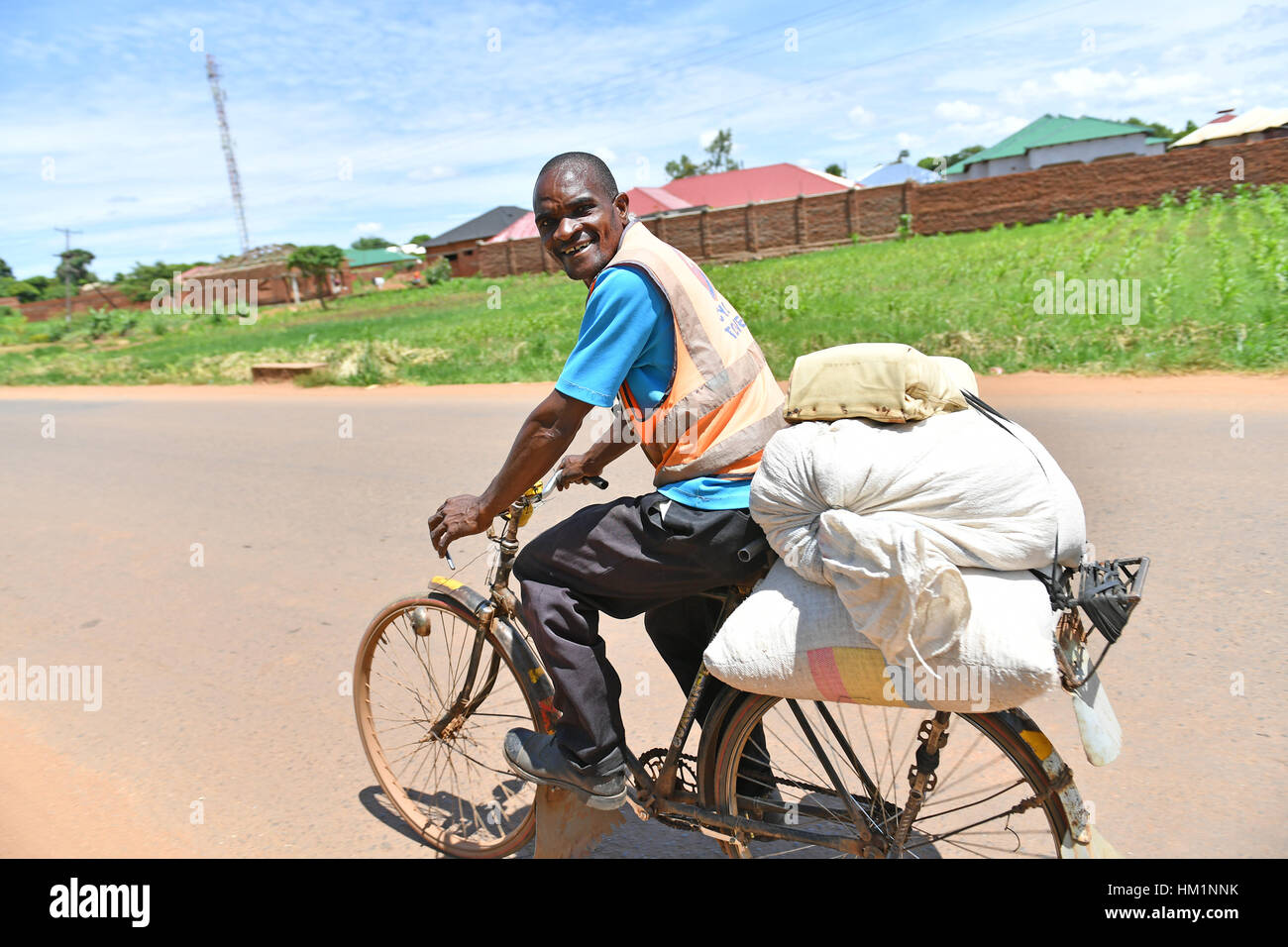 Lilongwe, Malawi. 30 gen, 2017. Una bicicletta taxi driver trasporta merci a Lilongwe, Malawi, Gennaio 30, 2017. Noleggio Taxi offrire alle persone che non possono permettersi un taxi o minibus un più economico mezzo di trasporto in Malawi. Si possono percorrere molti chilometri su vi ammortizzate biciclette per solo 150 Malawi kwacha (Circa 0,2 dollari US). Credito: Sun Ruibo/Xinhua/Alamy Live News Foto Stock