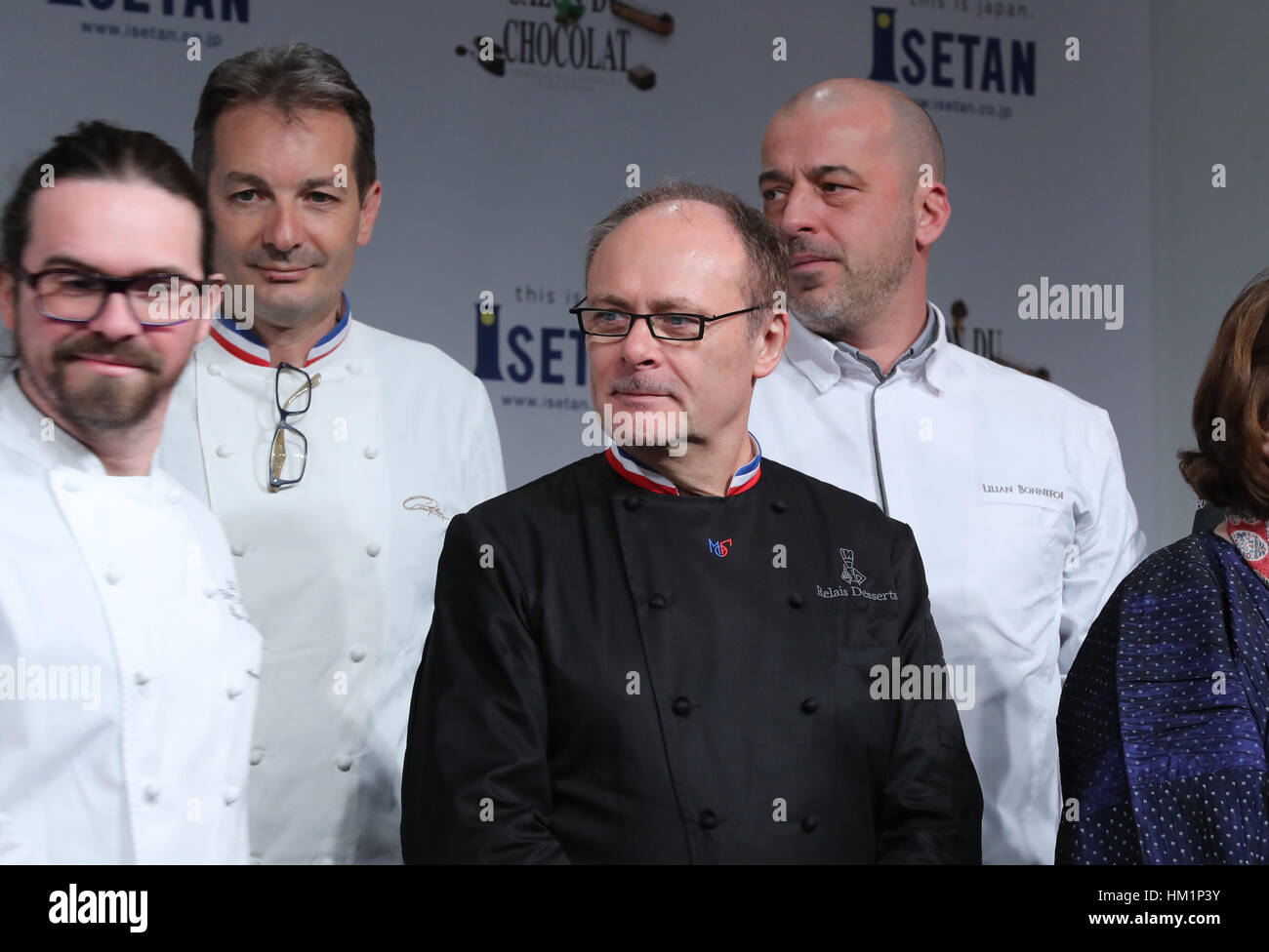 Tokyo, Giappone. Il 1° febbraio 2017. Chocolatier francese Jean-Paul Hevin (C) sorrisi con i compagni di cioccolatieri alla cerimonia di apertura della 'salon du Chocolat 2017' a Tokyo il Mercoledì, 1 febbraio 2017. Il cioccolato annuale evento sarà effettuato attraverso il 5 febbraio e una sessantina di famosi cioccolatieri hanno partecipato alla cerimonia di apertura. Credito: Yoshio Tsunoda/AFLO/Alamy Live News Foto Stock