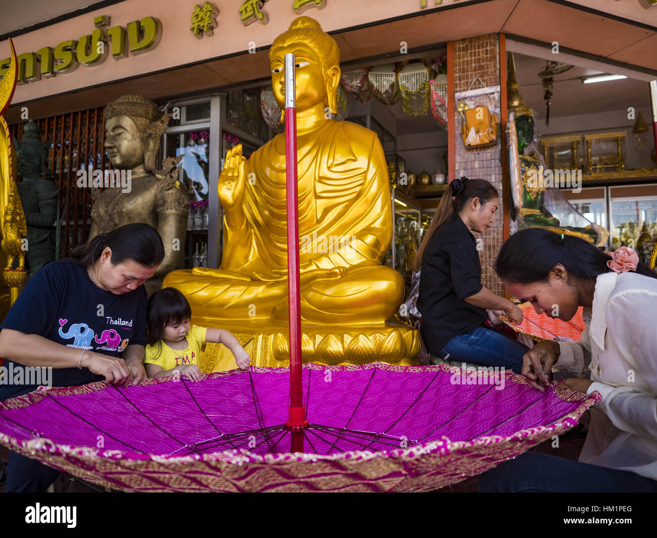 Bangkok, Tailandia. Il 1° febbraio 2017. Le donne fanno grandi ombrelloni tradizionali in un negozio che vende e fornisce paraphernalia buddista di Bangkok. Gli ombrelli sono utilizzati come ombrelloni per mantenere il sole spento importanti statue di Buddha e a eventi formali. Nella cultura tailandese, gli ombrelloni sono stati usati per fornire ombra per i membri della famiglia reale o i rappresentanti della famiglia reale. Credit: Jack Kurtz/ZUMA filo/Alamy Live News Foto Stock