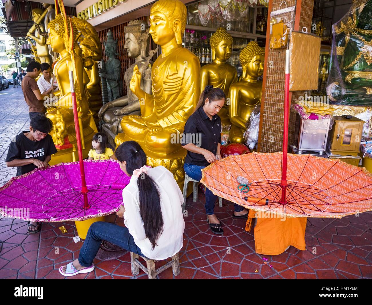 Bangkok, Tailandia. Il 1° febbraio 2017. Le donne fanno grandi ombrelloni tradizionali in un negozio che vende e fornisce paraphernalia buddista di Bangkok. Gli ombrelli sono utilizzati come ombrelloni per mantenere il sole spento importanti statue di Buddha e a eventi formali. Nella cultura tailandese, gli ombrelloni sono stati usati per fornire ombra per i membri della famiglia reale o i rappresentanti della famiglia reale. Credit: Jack Kurtz/ZUMA filo/Alamy Live News Foto Stock