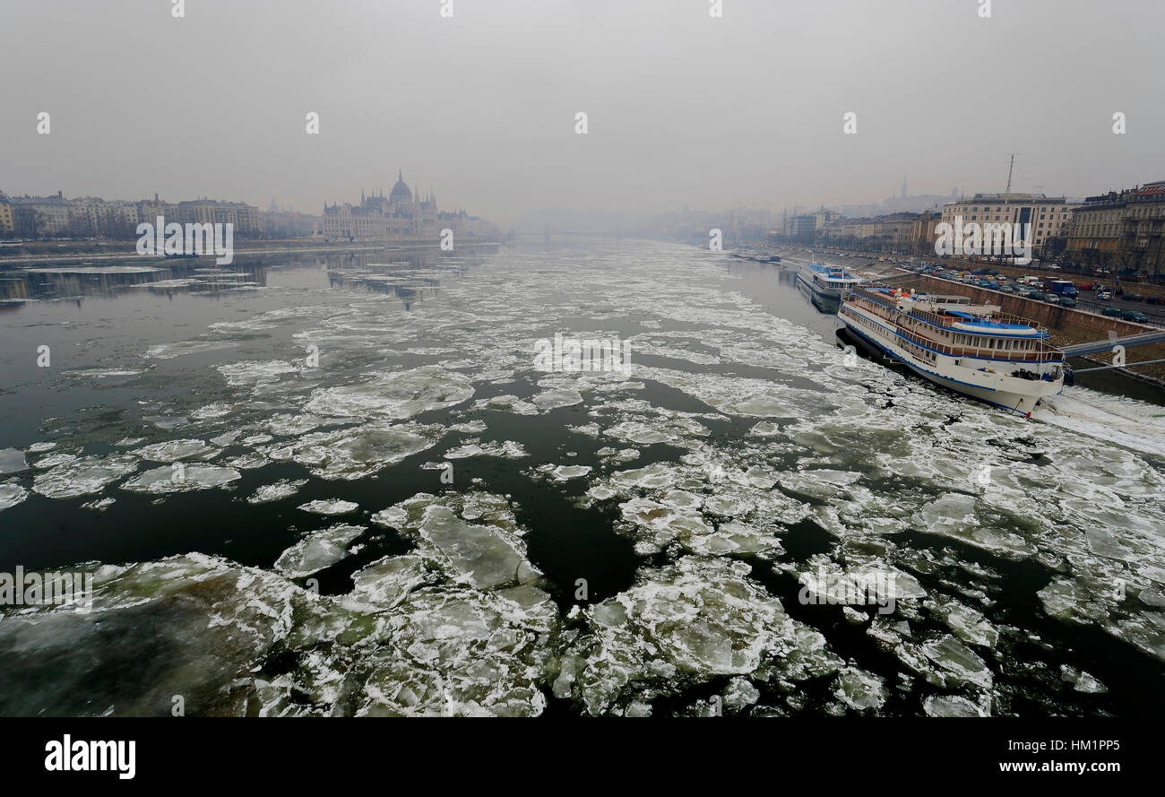 Budapest, Ungheria. 31 gennaio, 2017. Il palazzo del parlamento (L) e l'Chainbridge (ungherese: Lánchid) oltre il Fiume Danubio coperto di smog visto dal Ponte Margherita (ungherese: Margit hid) il 31 gennaio 2017 a Budapest, Ungheria. Diverse città intorno i paesi europei emessi avvisi di smog dovuto alla elevata concentrazione di particelle di polvere trasportate dall'aria. Credito: Laszlo Szirtesi/Alamy Live News Foto Stock