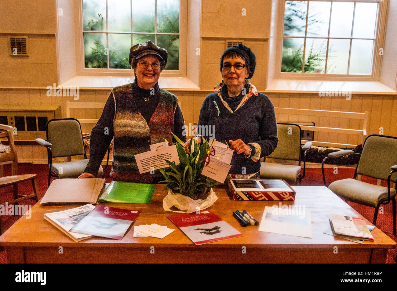 Hereford, Herefordshire, UK. Il 1 febbraio 2017. Murri Smith (l) e Kim Holroyd (r) pongono con la pace Lillys che essi ae invio per gli organizzatori dei bracci Expo presso il cortile teatro in Hereford. Credito: Jim legno/Alamy Live News Foto Stock