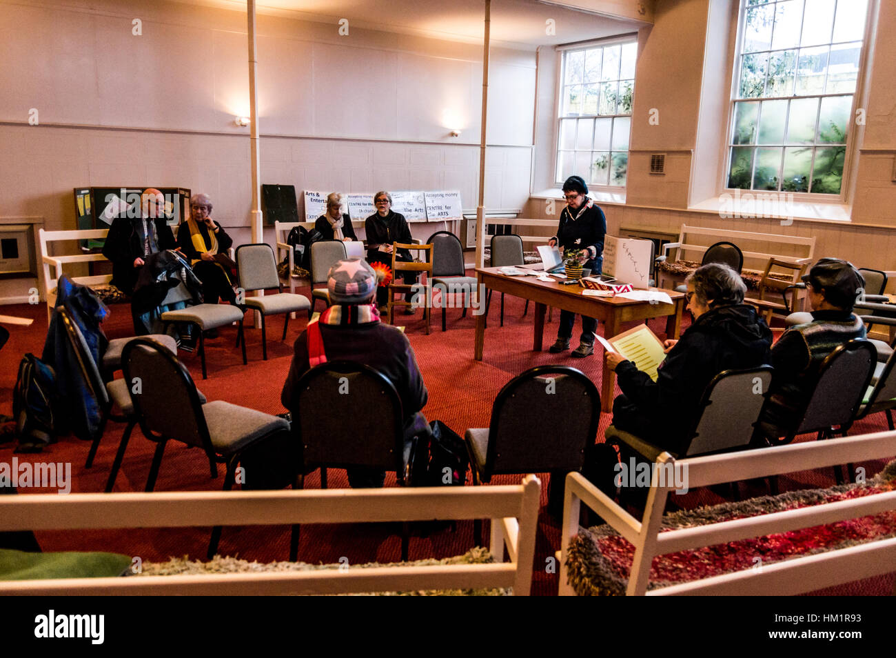 Hereford, Herefordshire, 1 febbraio 2017. I membri dell'Hereford Quaccheri e altri goover i canti saranno chiamando al di fuori del Courtyard Theatre. Credito: Jim legno/Alamy Live News Foto Stock