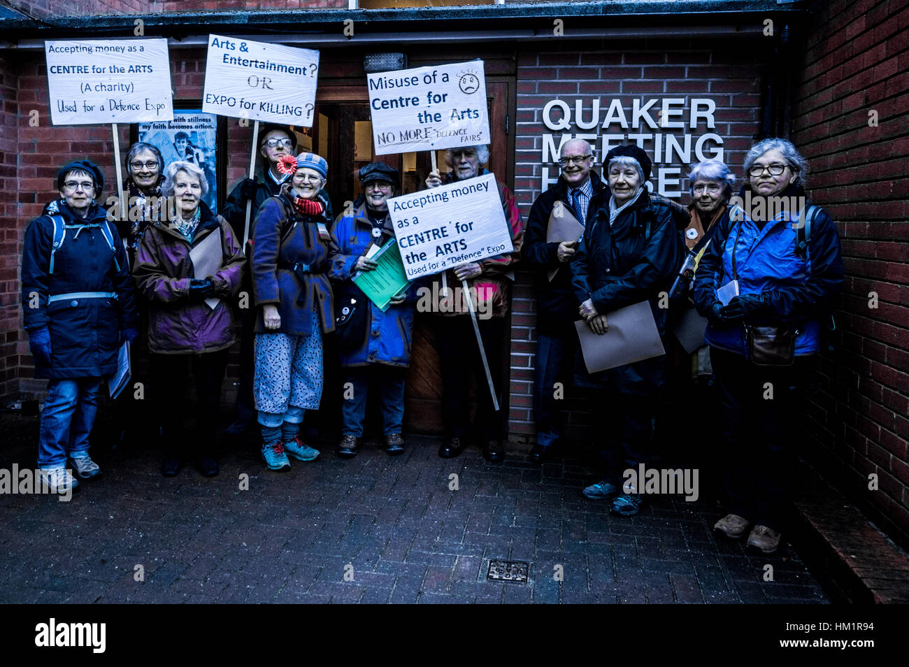 Hereford, Herefordshire, 1 febbraio 2017. Quaccheri e altre persone che hanno per oggetto i bracci Expo che si terrà presso il cortile teatro in Hereford raccogliere al di fuori della Quaker Meeting House. Credito: Jim legno/Alamy Live News Foto Stock
