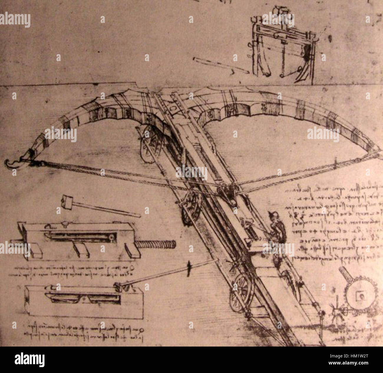 Questa opera, attribuita a Leonardo da Vinci, mostra il design innovativo di una balestra. Gli studi dettagliati di Leonardo sull'ingegneria meccanica e sulle armi contribuiscono in modo significativo sia all'arte che alla scienza. Lo schizzo della balestra è considerato un esempio magistrale della sua abilità tecnica e della sua osservazione artistica. Foto Stock