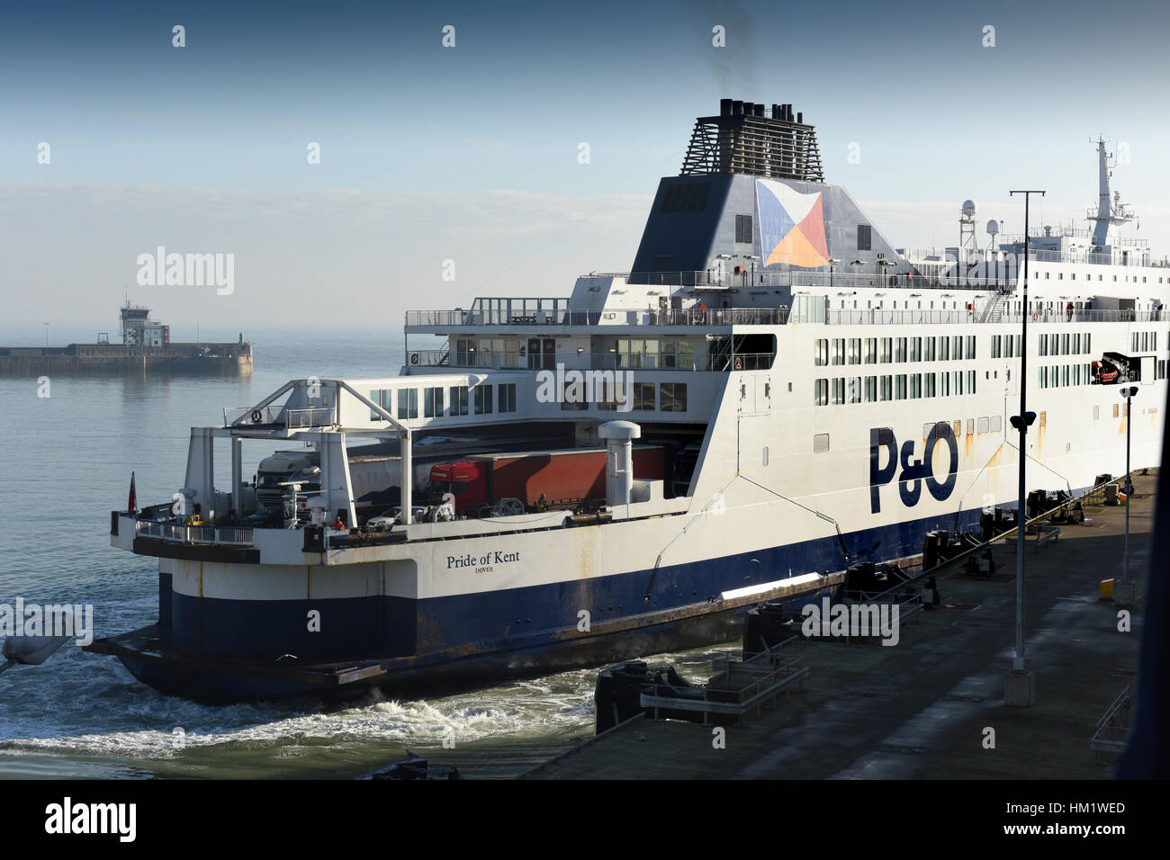 P&O nave traghetto Barca docking di retromarcia a Dover Harbour Porto Foto Stock