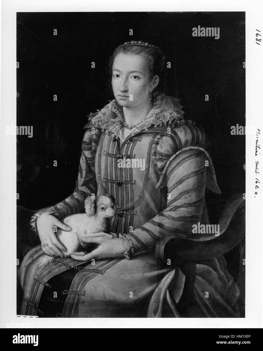 Questo ritratto, *donna con un Lap Dog*, attribuito ad un'artista italiana, cattura una donna e il suo cane da compagnia, mostrando la miscela di eleganza e intimità nella ritrattistica rinascimentale. Foto Stock