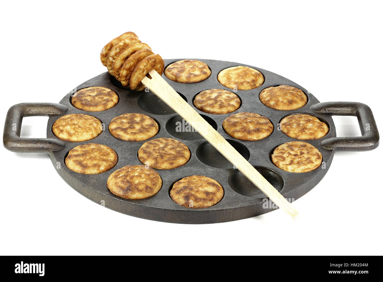 In casa poffertjes olandese in un tradizionale ghisa pan isolati su sfondo bianco Foto Stock