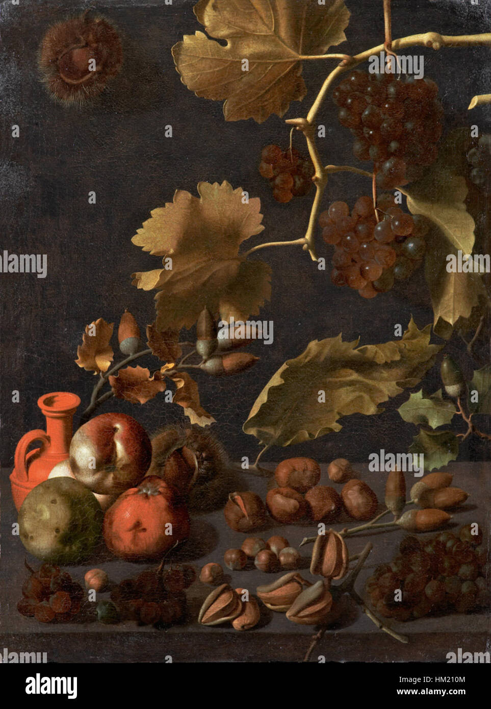 Questo dipinto di natura morta intitolato "Bodegon con uvas manzanas y jarra" presenta una composizione di uva, mele e un vaso. L'opera è attribuita all'artista Labrador, noto per la sua abilità nel rendere gli oggetti di uso quotidiano con dettagli e profondità realistici, caratteristici del genere della natura morta nella pittura barocca spagnola. Foto Stock