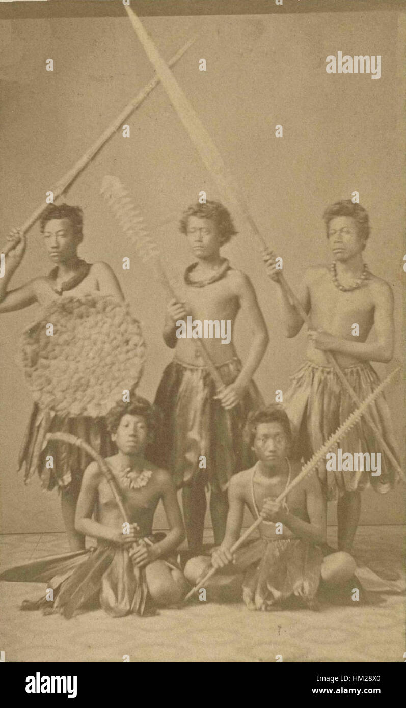 Un gruppo di guerrieri Hawaiian vestito in costume nativo, c. 1860, carte de visite da Henry L. Chase Foto Stock