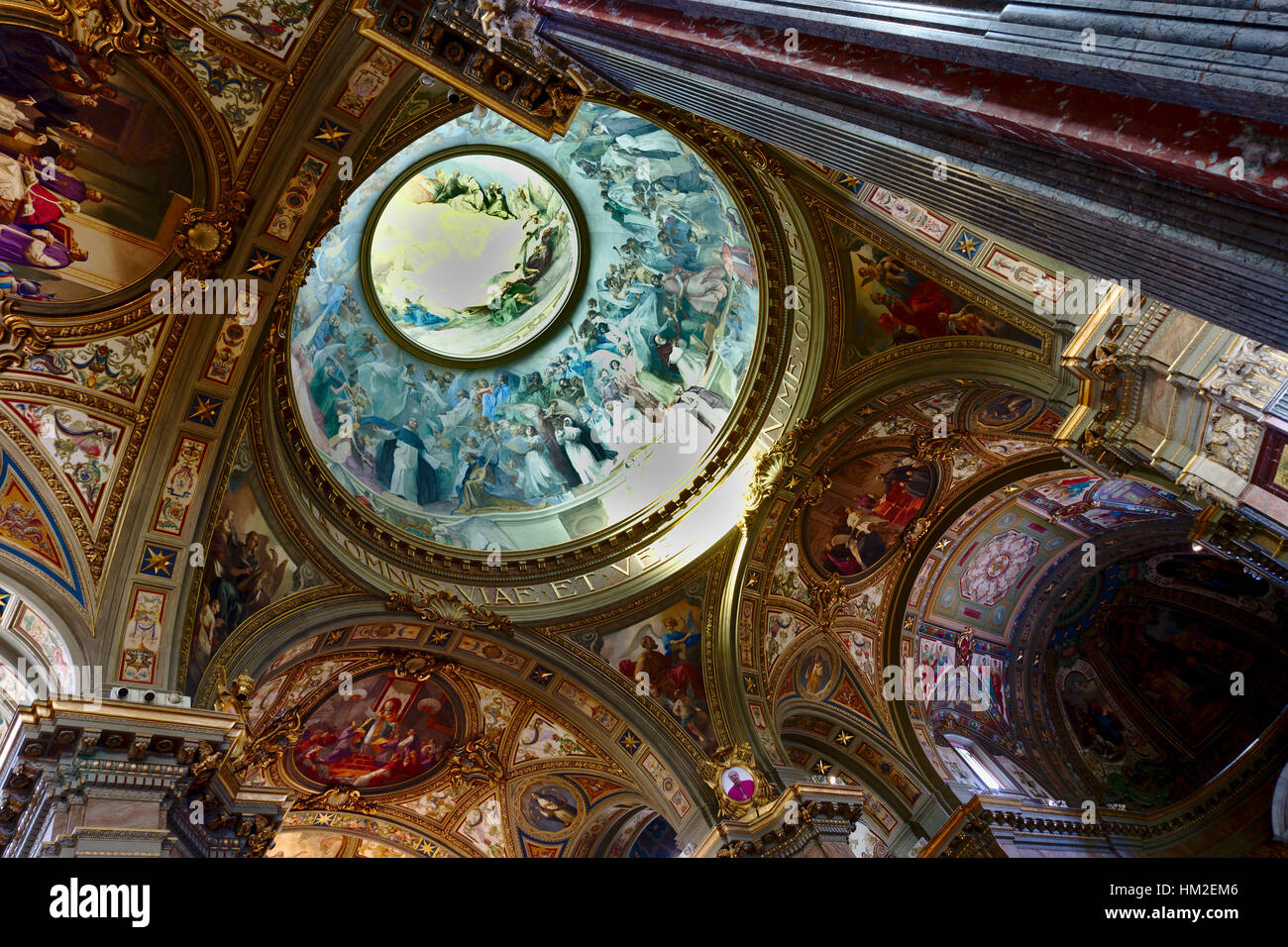 La squisita gold-leafed cupola e la navata del Pontificio Santuario della Beata Vergine del Rosario di Pompei. Foto Stock