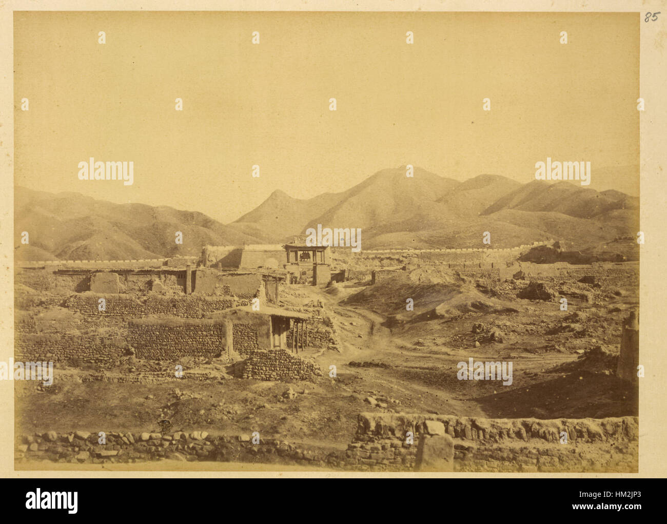 Questo dipinto raffigura l'insediamento Jiakouyi nella provincia di Gansu, in Cina, nel 1875, mostrando la distruzione causata dagli insorti. L'opera d'arte cattura la devastazione e il conflitto storico in Cina durante questo periodo di tumulti interni e ribellione. Foto Stock