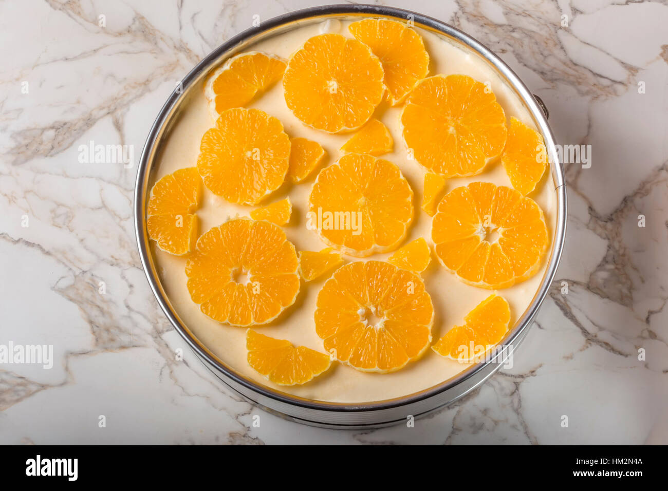 Arancio dolce la torta nella teglia su un tavolo da cucina Foto Stock