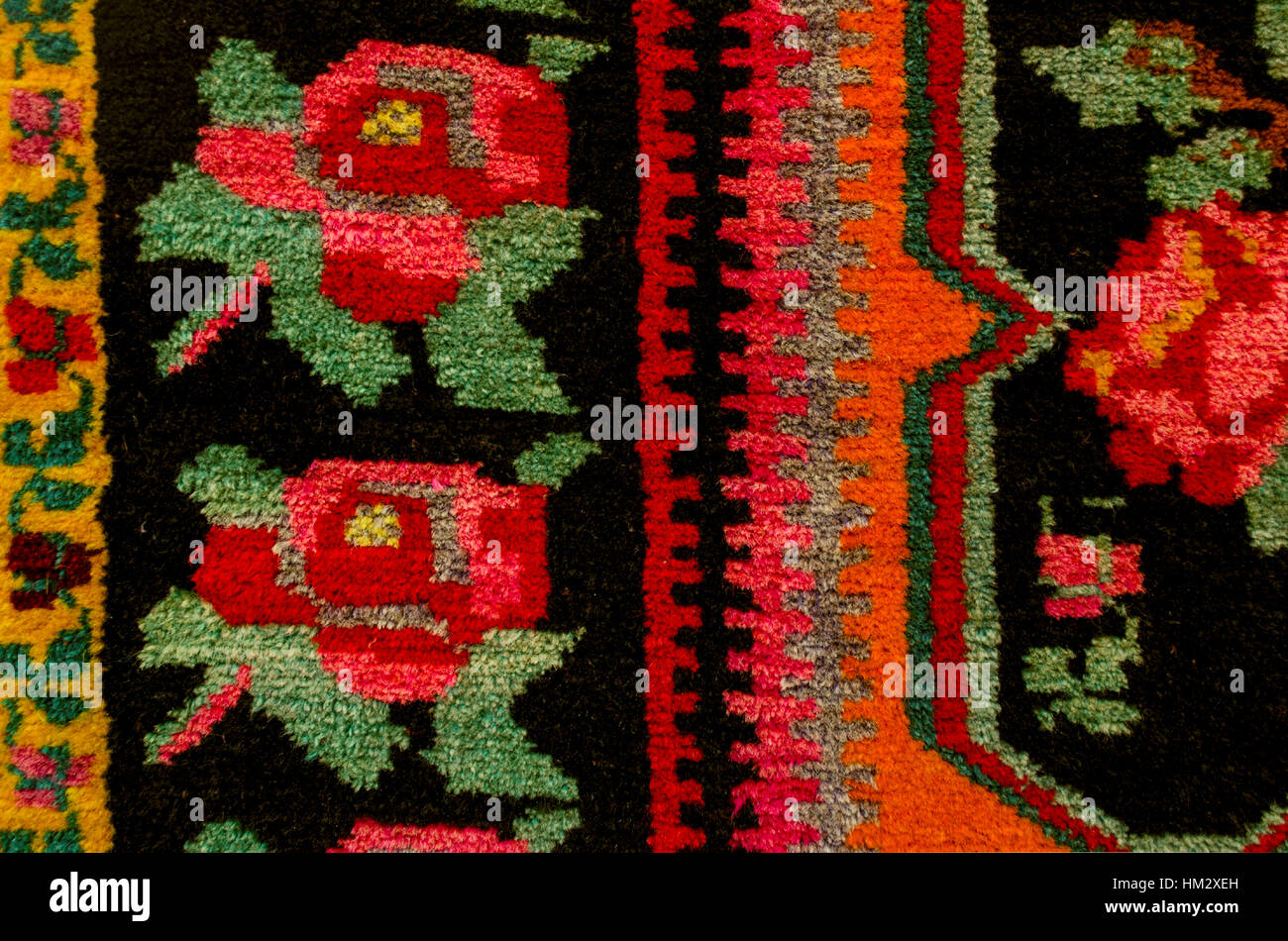Parte bordo di confine tappeto con grandi rose rosse su sfondo nero Foto Stock