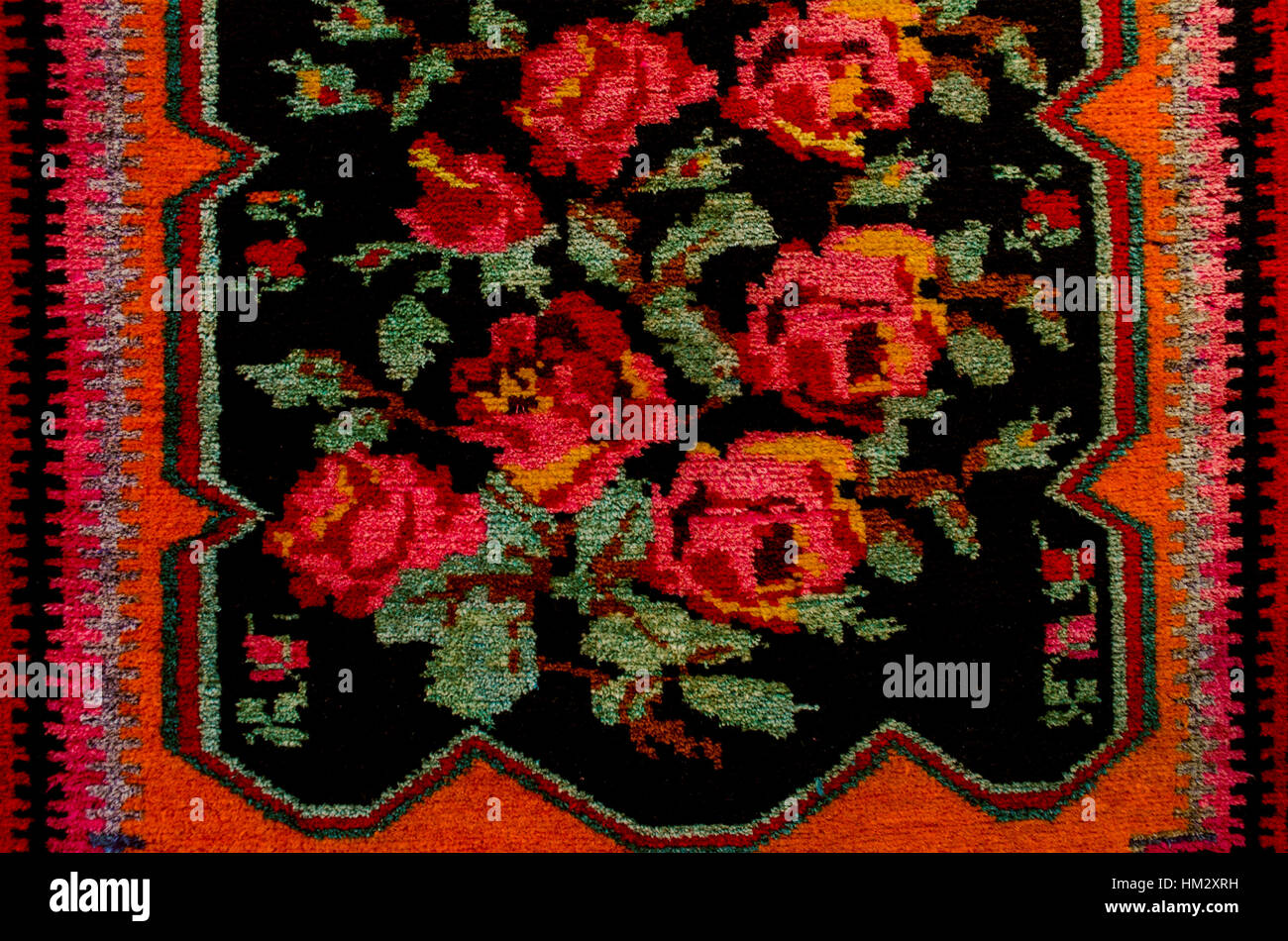 Il tappeto centrale con bouquet di rose rosse su sfondo blu scuro Foto Stock