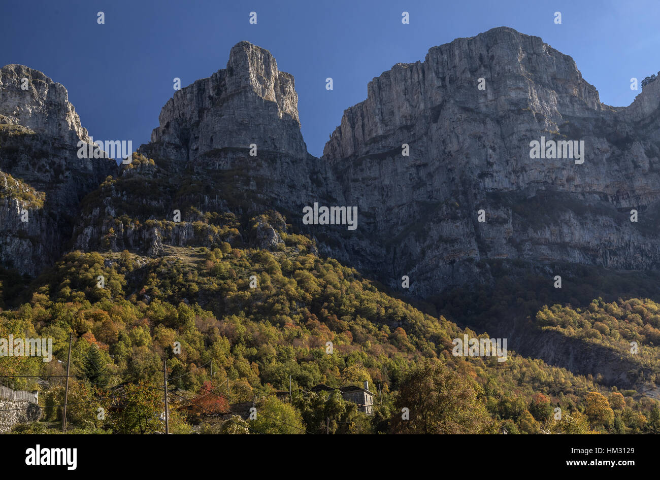 Le torri di Astraka, calcare contrafforti del Monte Timfi, sopra Mikro Papigo village. Foto Stock