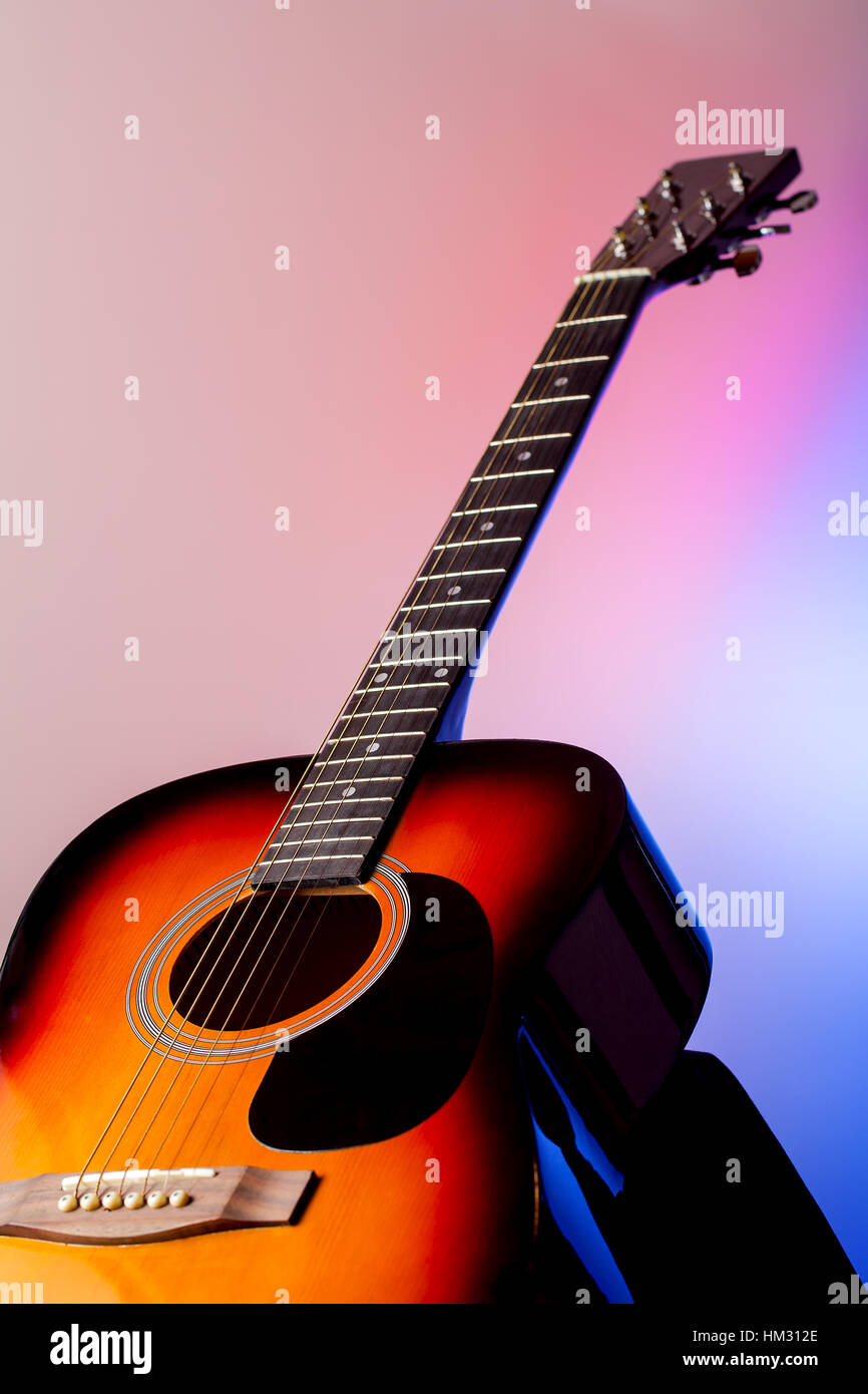 Chitarra acustica su uno sfondo colorato Foto stock - Alamy