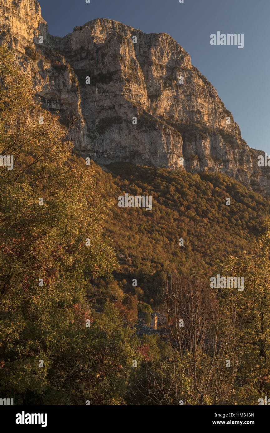 Le torri di Astraka, calcare contrafforti del Monte Timfi, sopra Mikro Papigo village. Foto Stock