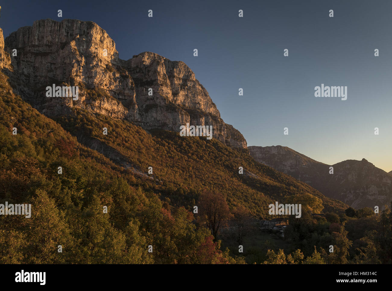 Le torri di Astraka, calcare contrafforti del Monte Timfi, sopra Mikro Papigo village. Foto Stock