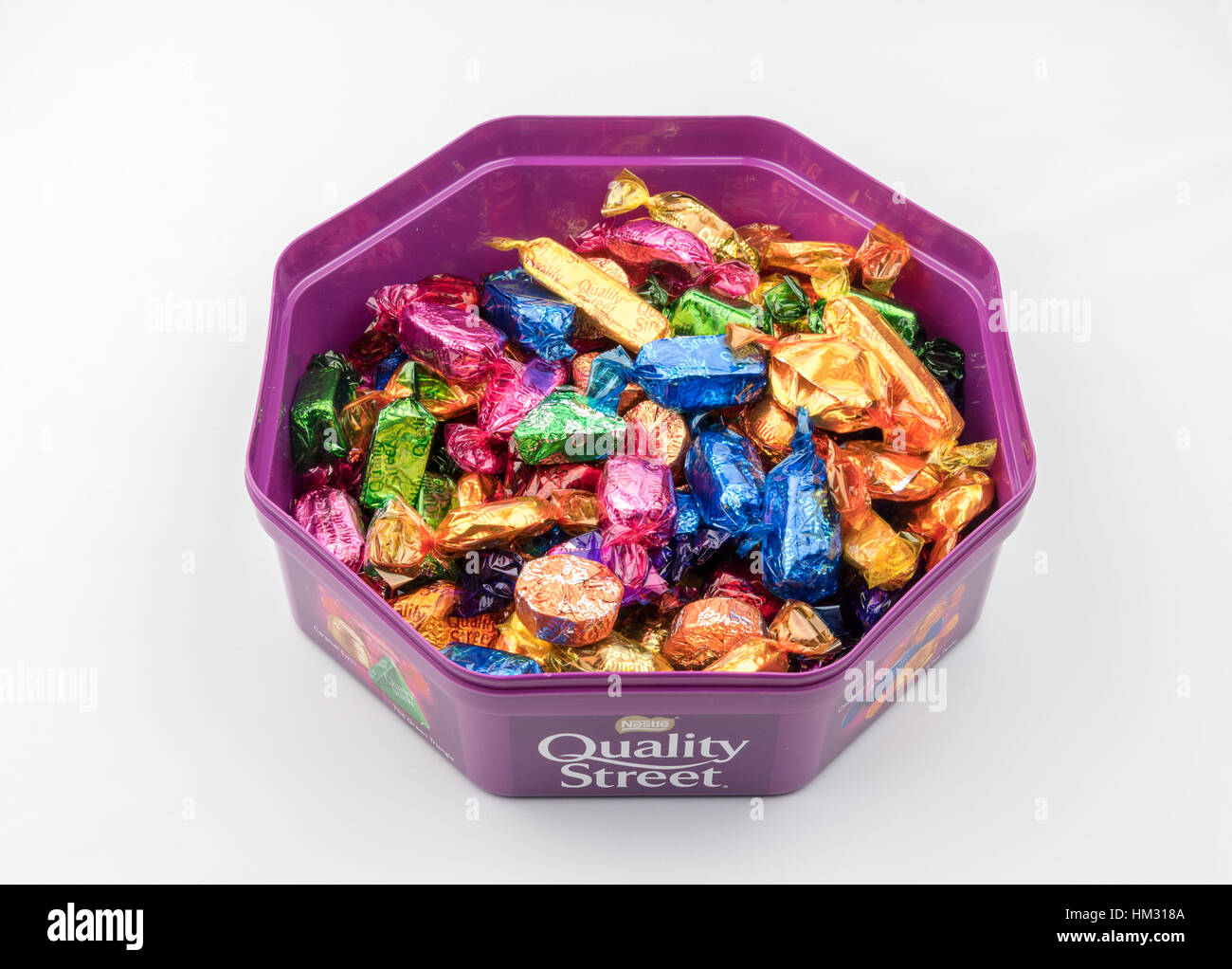 CHESTER, Regno Unito - 28 GENNAIO 2017: un close-up di Nestlé Quality Street vasca con coperchio off Foto Stock