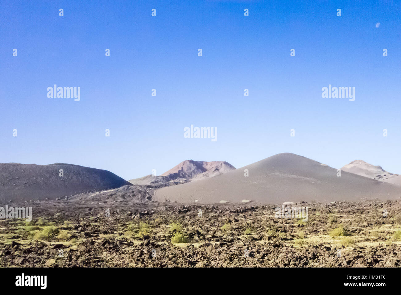 Vulcani che circondano Caldera de la Rilla, appena al di fuori del Parco Nazionale di Timanfaya a Lanzarote. Foto Stock