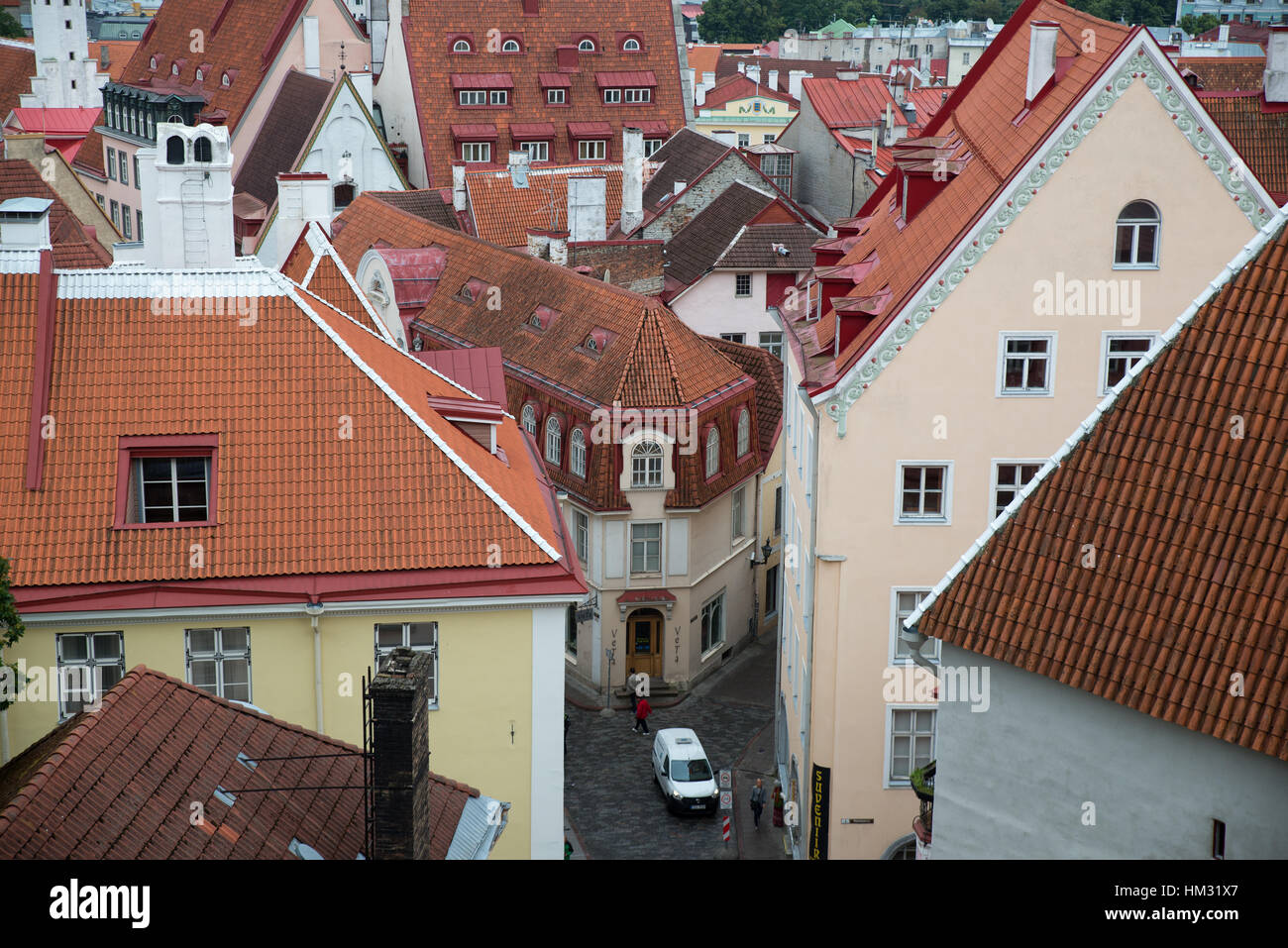 Tegole rosse dei tetti della Città Vecchia di Tallinn, Estonia Foto Stock