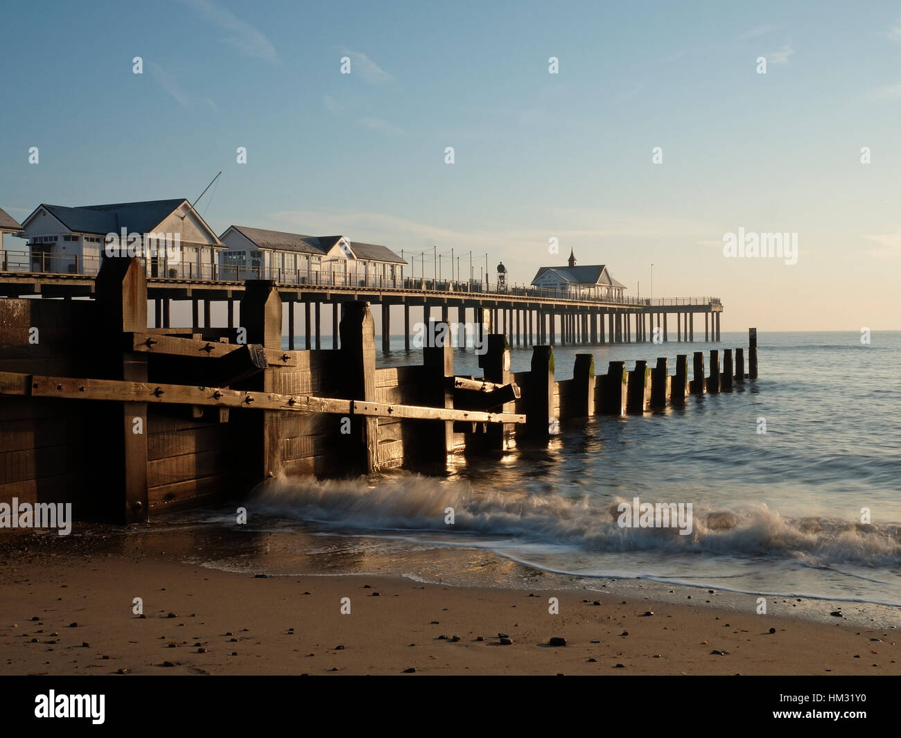 Sunrise, la mattina presto luce su Southwold Pier e dalla spiaggia, Southwold, Suffolk, Inghilterra, Regno Unito Foto Stock