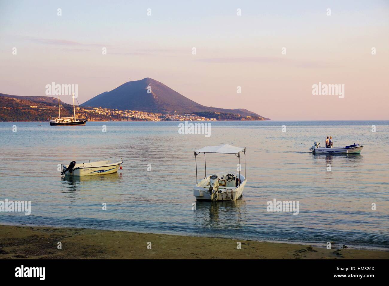 Vista della Baia di Navarino si affaccia Pilos in Messenia, Grecia Foto Stock