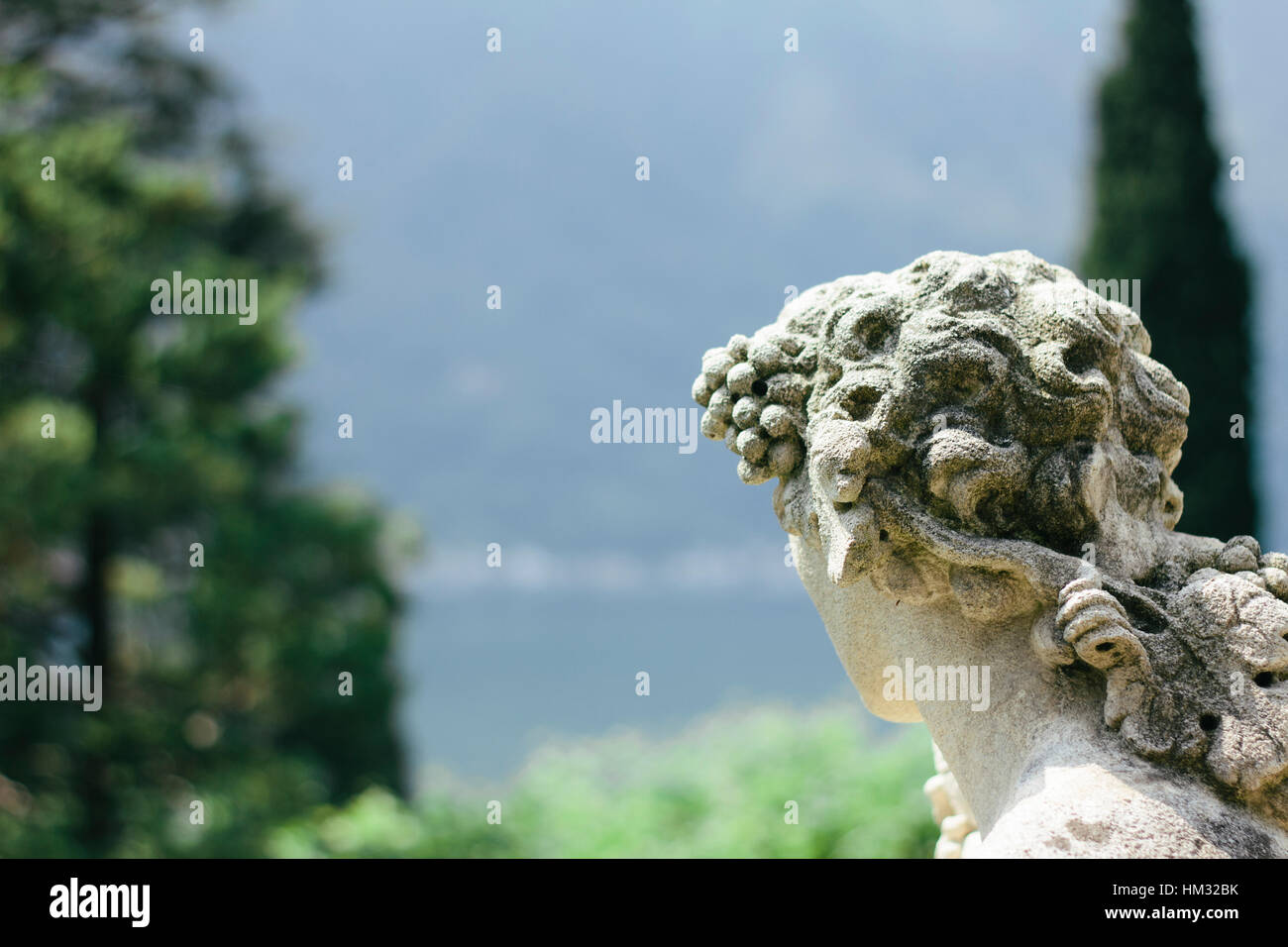 Una statua si affaccia sui giardini di Villa Balbianello Lenno Lago di Como Foto Stock