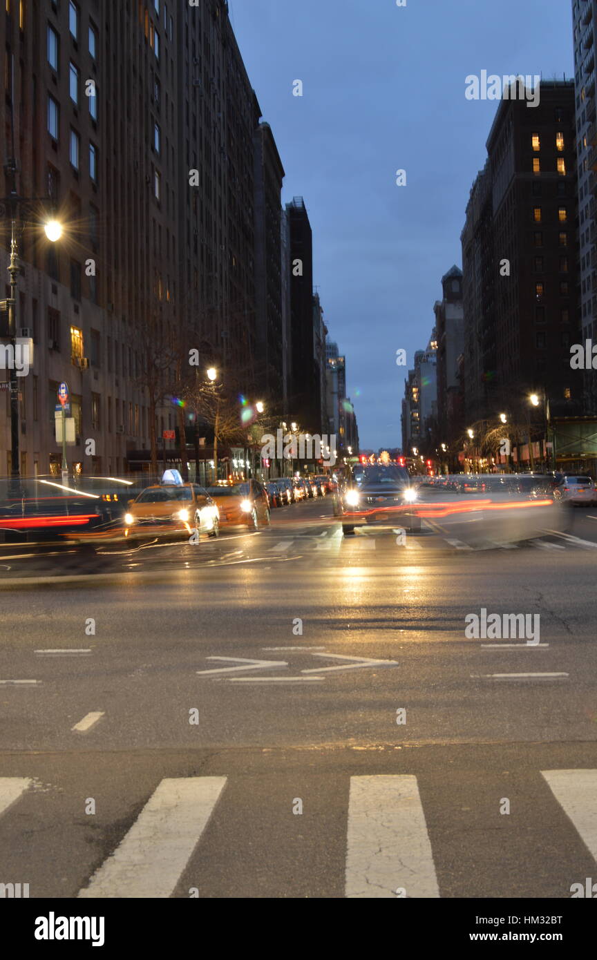 Le luci di strada e il traffico NYC al crepuscolo - Central Park West Foto Stock