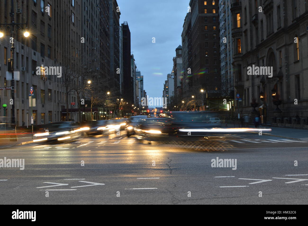 Le luci di strada e il traffico NYC al crepuscolo - Central Park West Foto Stock