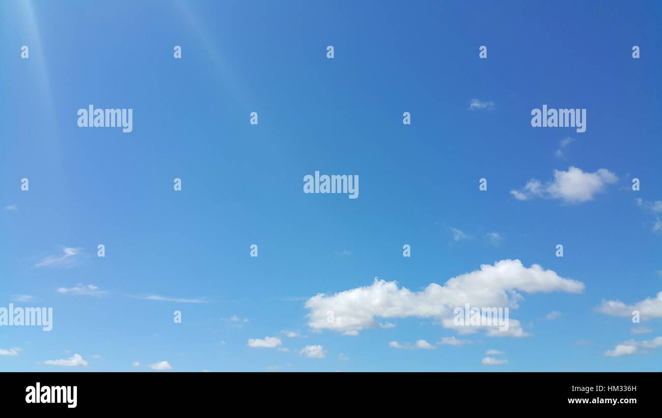 Cielo blu chiaro con la nuvola bianca e sun ray Foto Stock