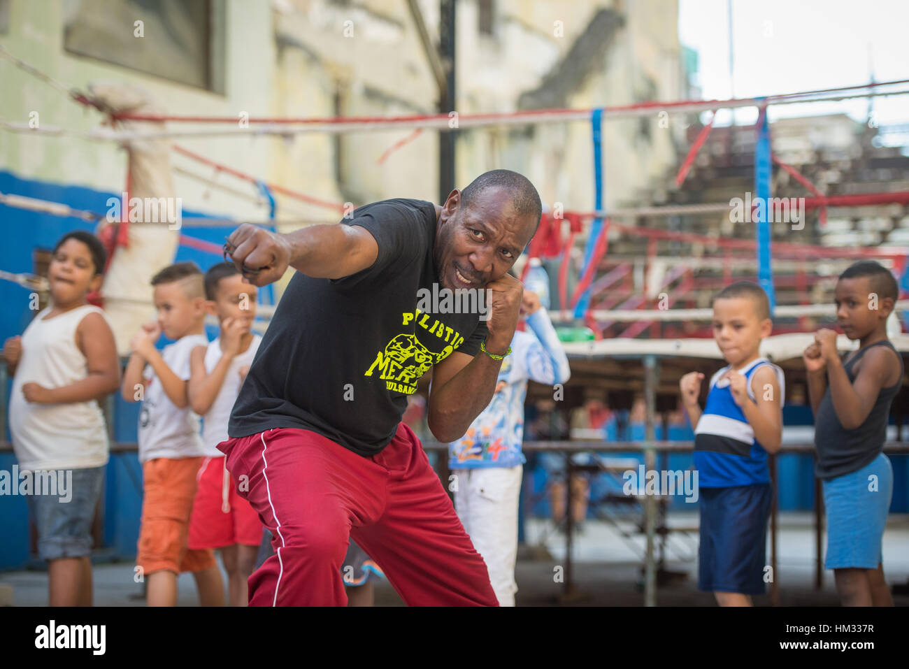 Il pugilato maestra insegna ai bambini di classe a Rafael Tejo Boxing palestra nella Vecchia Havana, Cuba Foto Stock