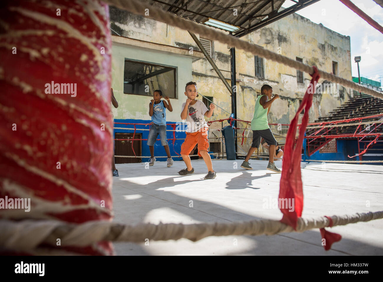 Classe di inscatolamento presso Rafael Tejo Boxing palestra nella Vecchia Havana, Cuba Foto Stock