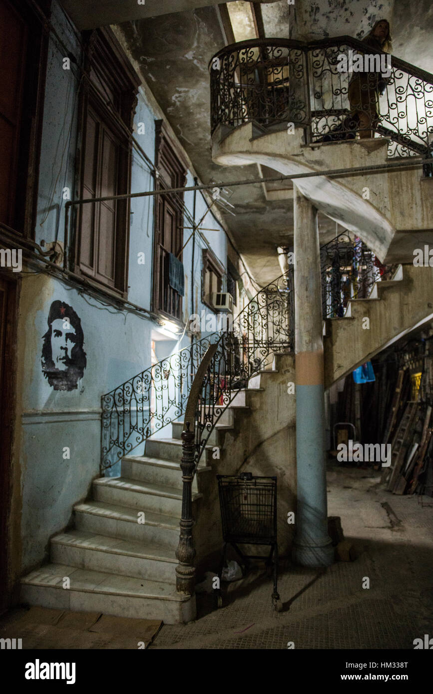 La scala a chiocciola e la pittura di Che Guevara all'interno di una vecchia casa nella vecchia Havana, Cuba Foto Stock