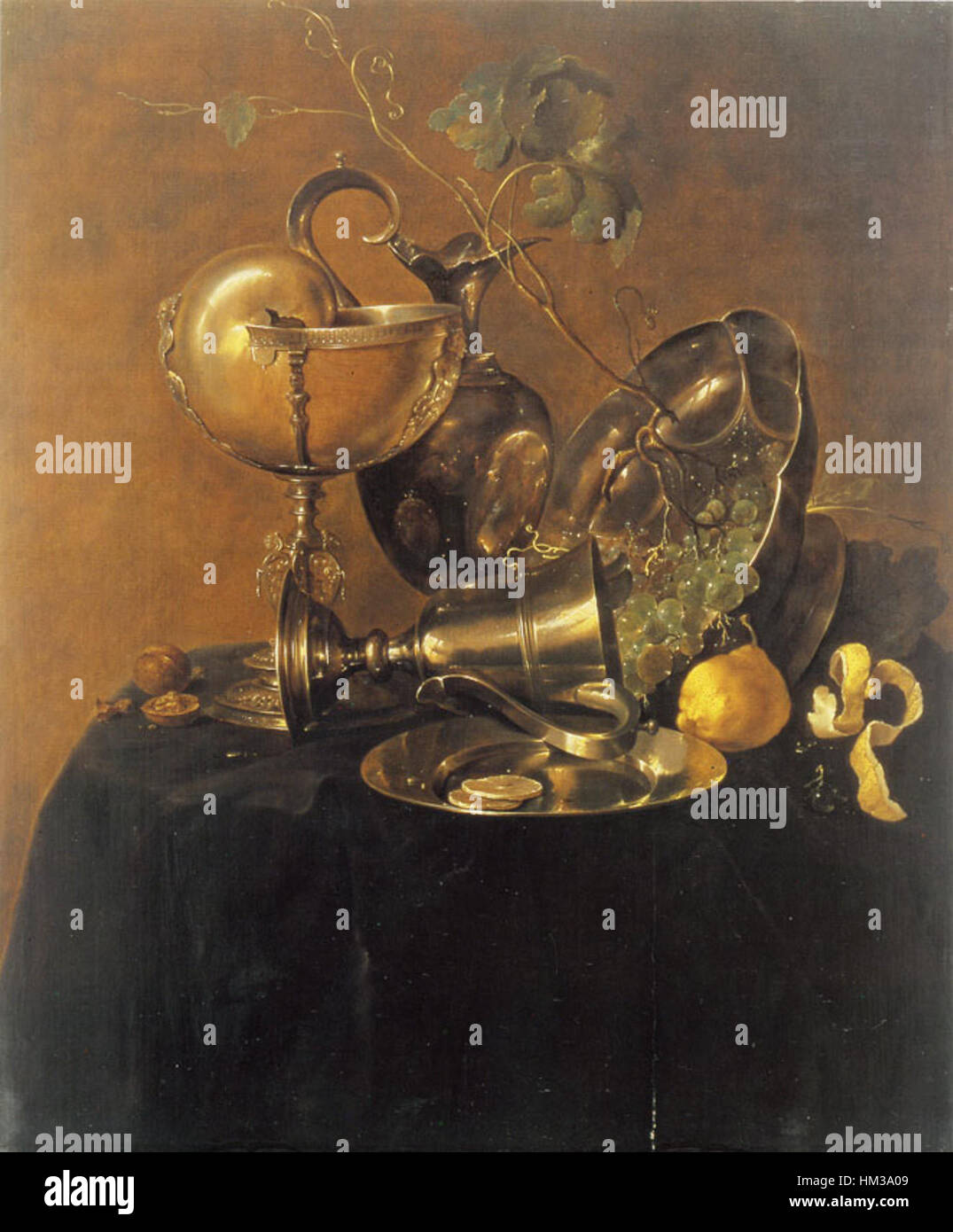 Jan Davidsz de Heem's *Nautilus Cup with Silver Vessels* (1632) è una natura morta mozzafiato che mostra la sua maestria nella rappresentazione di dettagli e texture fini. Il dipinto presenta una delicata disposizione di vasi d'argento e una coppa nautilus, che esemplifica la tradizione della natura morta olandese del XVII secolo e il fascino del periodo per la ricchezza materiale e la bellezza naturale. Foto Stock