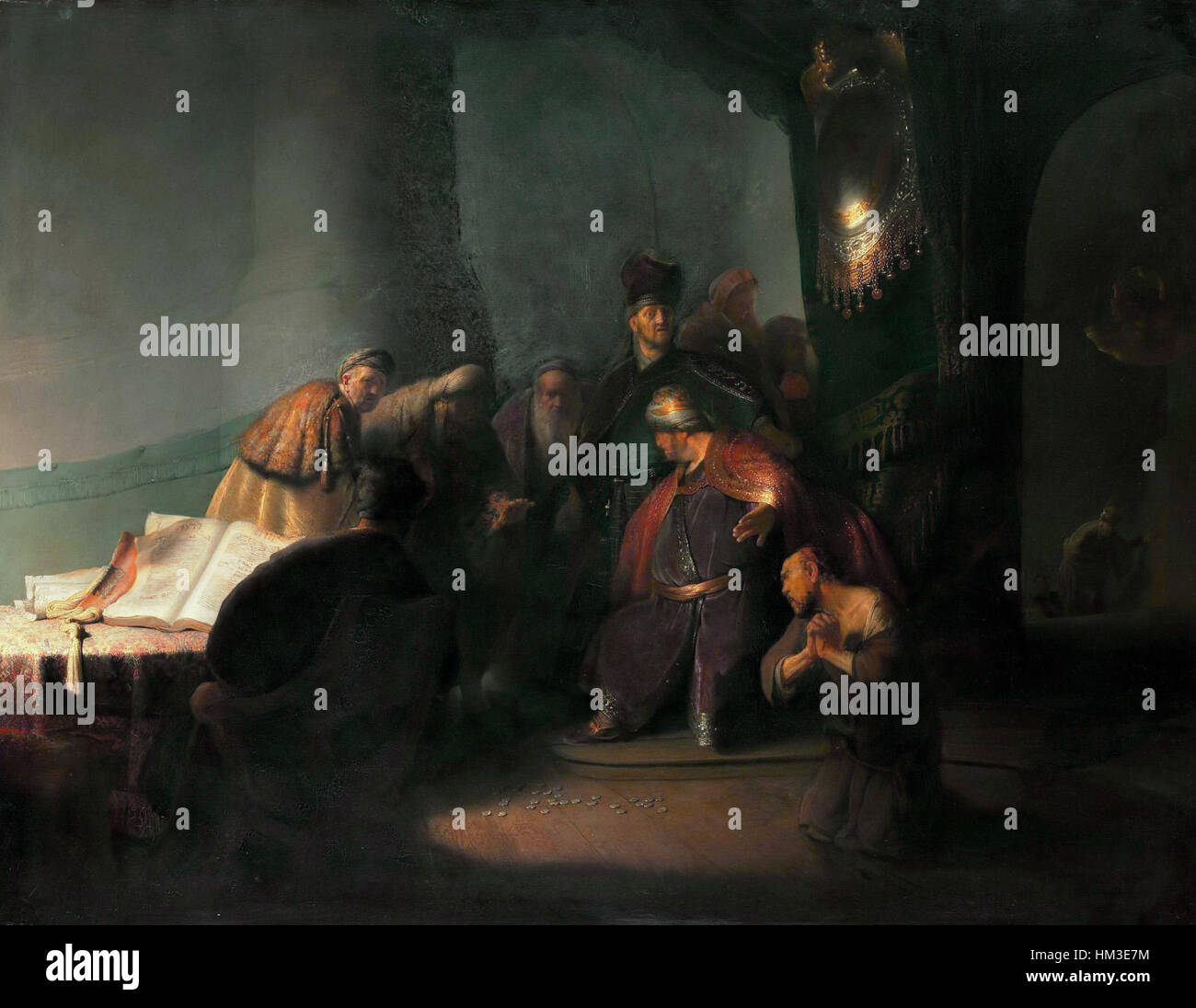 Questo dipinto di Rembrandt raffigura la scena biblica di Giuda che restituisce i trenta pezzi d'argento. L'uso drammatico di luci e ombre mette in mostra la maestria di Rembrandt nel catturare emozioni intense. Foto Stock