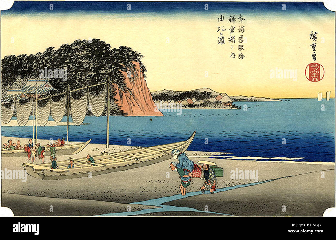Questa stampa in legno di Hiroshige raffigura la vista panoramica di Yuigahama, un'area costiera in Giappone. Il pezzo è caratterizzato da colori vivaci e composizioni dinamiche, che riflettono la bellezza naturale della location e l'influenza dell'arte paesaggistica del periodo Edo. Foto Stock