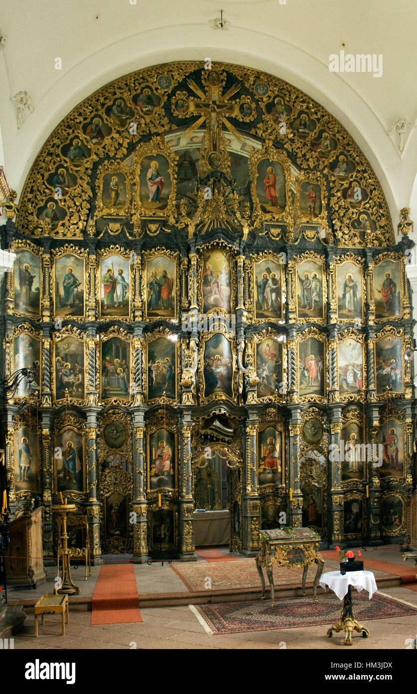 L'iconostasi di Eger è una significativa struttura religiosa che separa il santuario dalla navata centrale della Cattedrale di Eger. Presenta una serie di icone sacre, tipiche delle tradizioni cristiane ortodosse orientali, con dettagliate immagini religiose e artigianato. Foto Stock