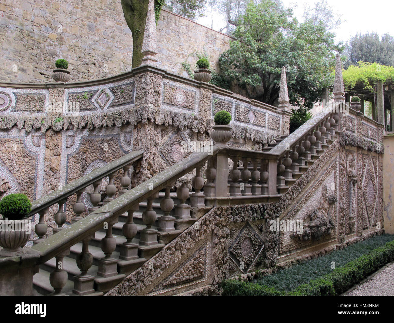 «Le Balze, Ninfeo 12» presenta una classica scena di giardini all'italiana, con particolare attenzione al design elegante dell'architettura del giardino e alla vegetazione lussureggiante che lo circonda. L'opera d'arte enfatizza la bellezza estetica del design del giardino rinascimentale italiano. Foto Stock