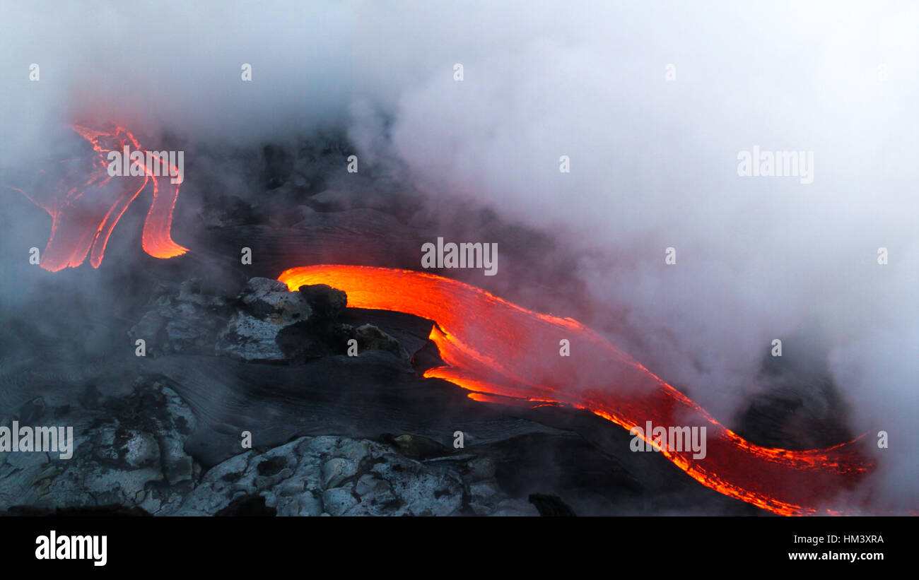 Un rosso-giallo caldo fiume di lava Foto Stock