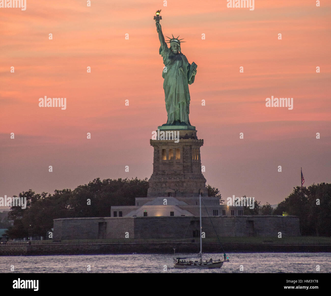 Tramonto sulla Statua della Libertà sul Fiume Hudson nella città di New York, Stati Uniti d'America Foto Stock