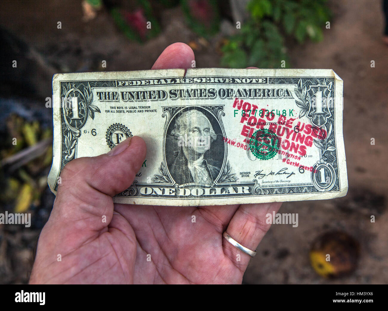 Un dollaro timbrato dal popolo per il modo americano anti-Trump organizzazione dice, "non deve essere utilizzato per acquistare elezioni". Foto Stock