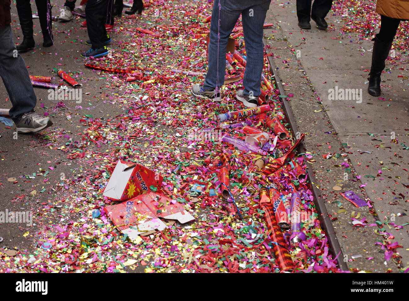 Trascorso giant party popper, coriandoli e glitter cucciolata a New York Chinatown street il primo giorno del nuovo anno cinese Foto Stock