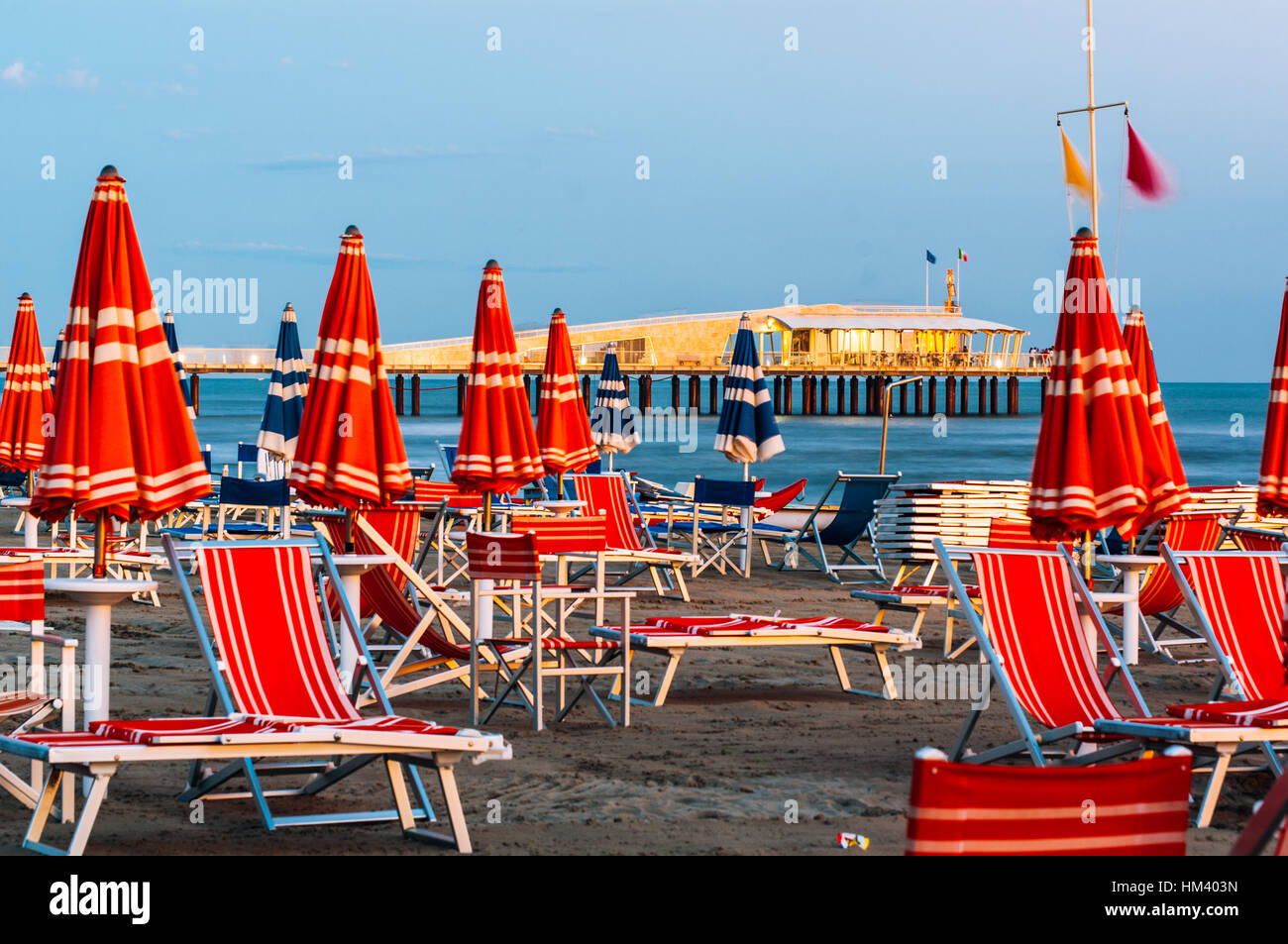 Ombrelloni sulla spiaggia di Viareggio Italia Foto Stock