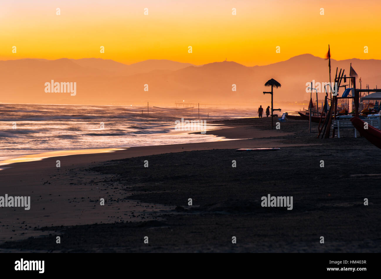 Ombrelloni sulla spiaggia di Viareggio Italia Foto Stock