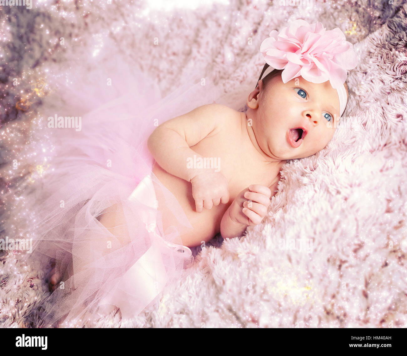 Neonato bambina indossa un rosa ballerina tutu. Foto Stock