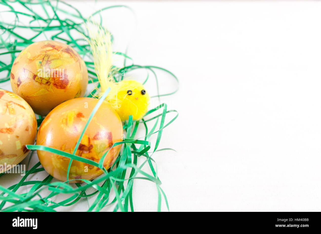 Decorate le uova di Pasqua in paglia verde su un tavolo Foto Stock