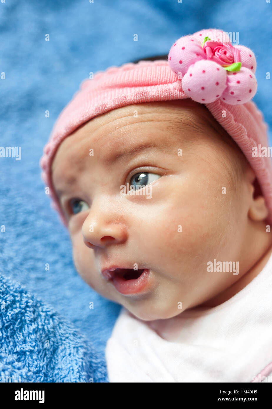 Ritratto di un neonato ragazza con gli occhi blu. Foto Stock