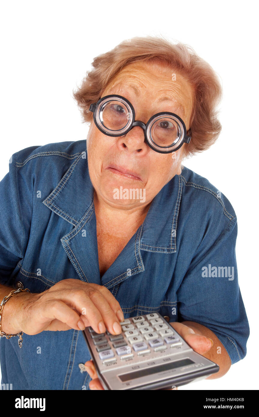 Funny donna anziana con la calcolatrice su sfondo bianco. Foto Stock